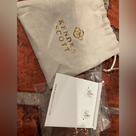 BRAND NEW Kendra Scott Ari Heart Amethyst Silver Stud Earrings - Picture 6 of 6